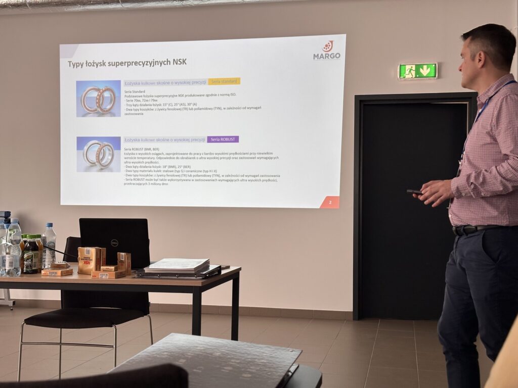 Přednášející prezentuje snímek o pokročilých metodách testování vřeten