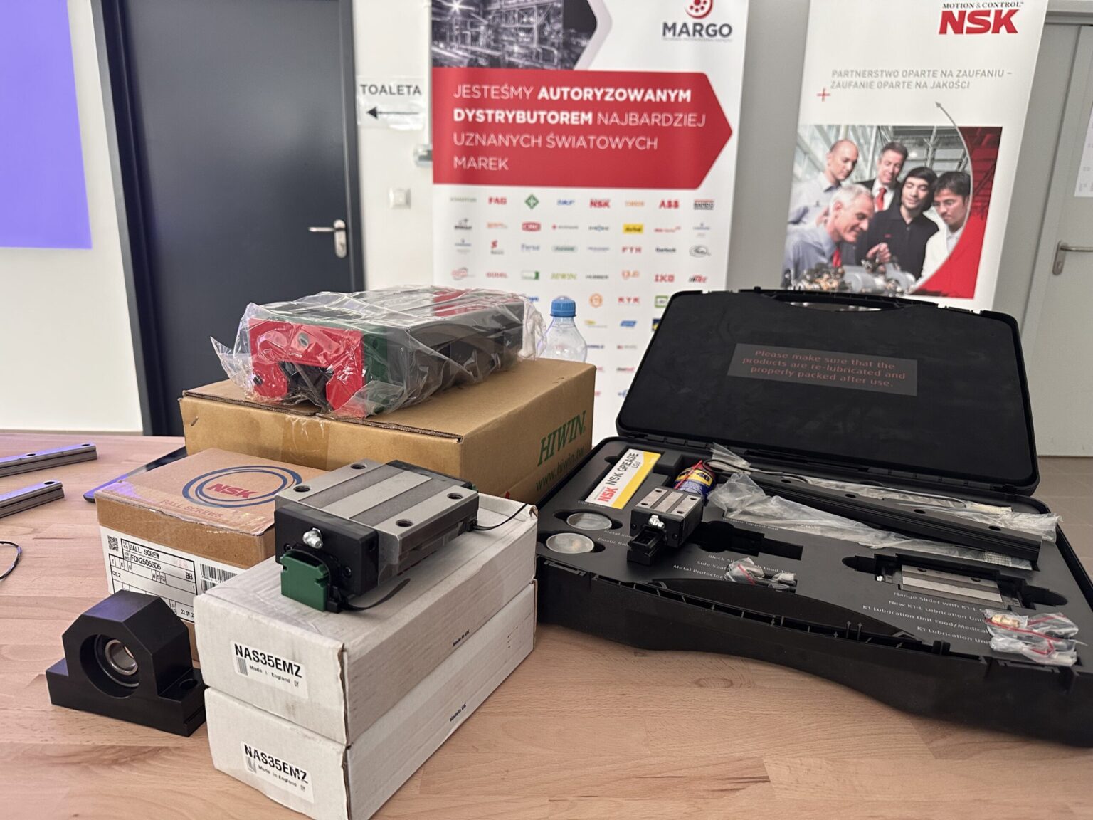 Przygotowane stanowisko szkoleniowe z przykładowymi wrzecionami i instrukcjami