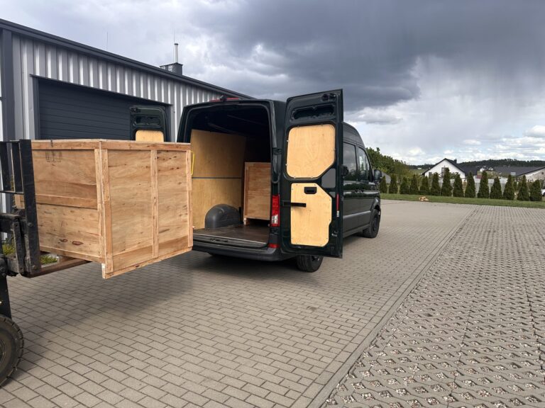 Caricamento del mandrino CNC nel contenitore di trasporto