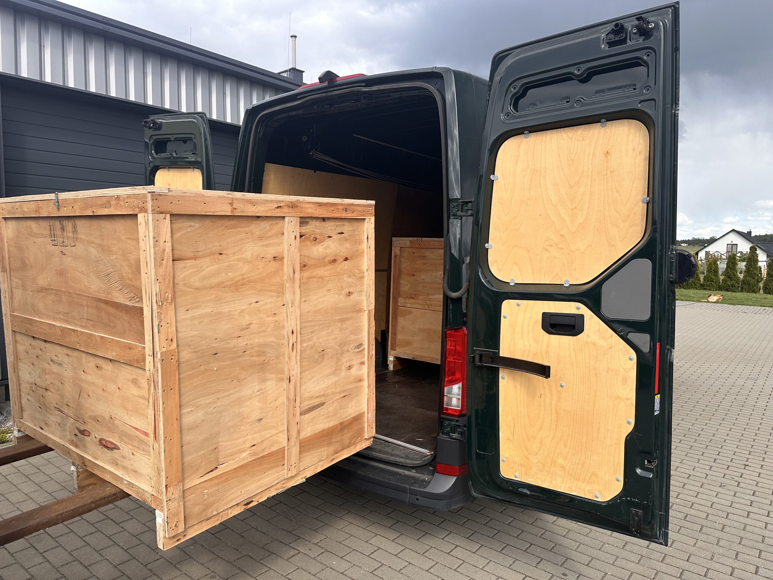 Caricamento del mandrino CNC nella cassa da trasporto