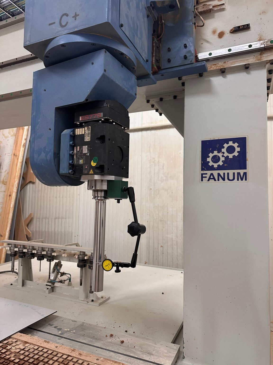 Mesure du faux-rond de la broche CNC montée dans la machine