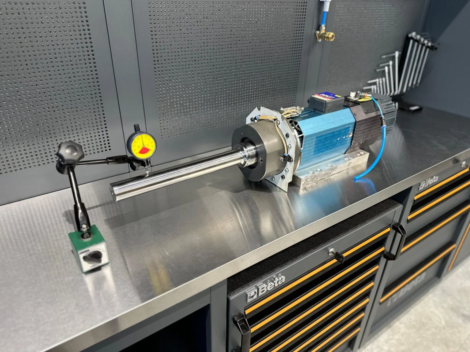 Misurazione del runout di un elettromandrino revisionato – banco prova