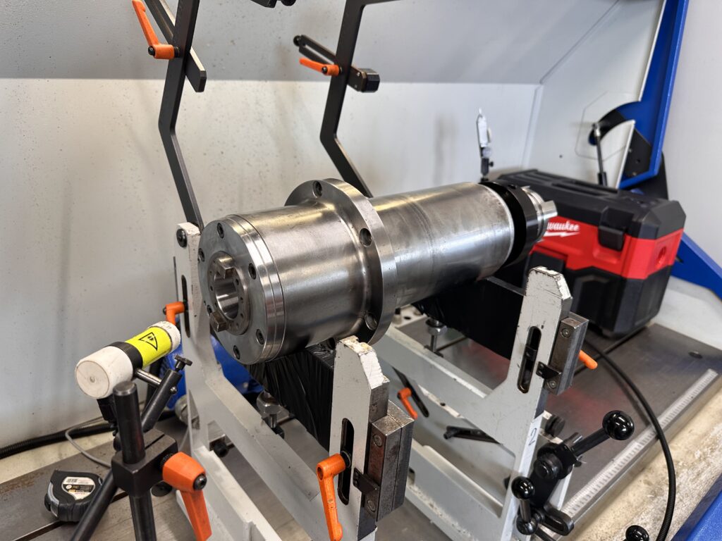 Wyważanie wrzeciona frezarki HAAS VM-2 Wyważanie dynamiczne wrzeciona HAAS VM-2 w klasie 0.4G
