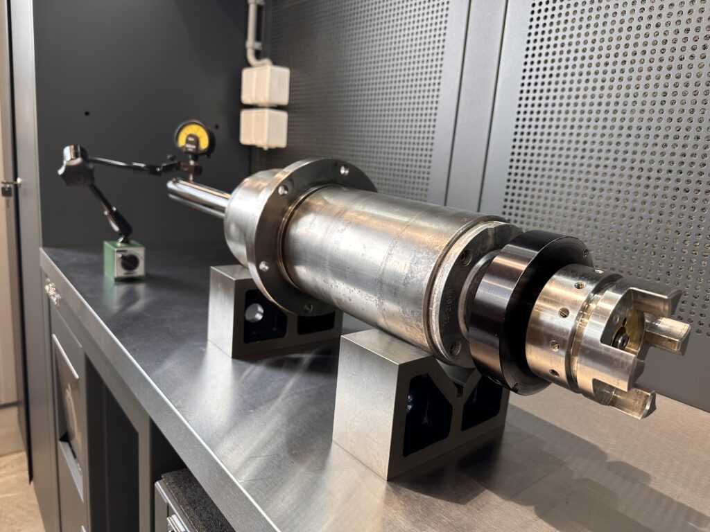 Pomiar bicia wrzeciona frezarki HAAS VM-2 Pomiar bicia wrzeciona HAAS VM-2 na trzpieniu L-300