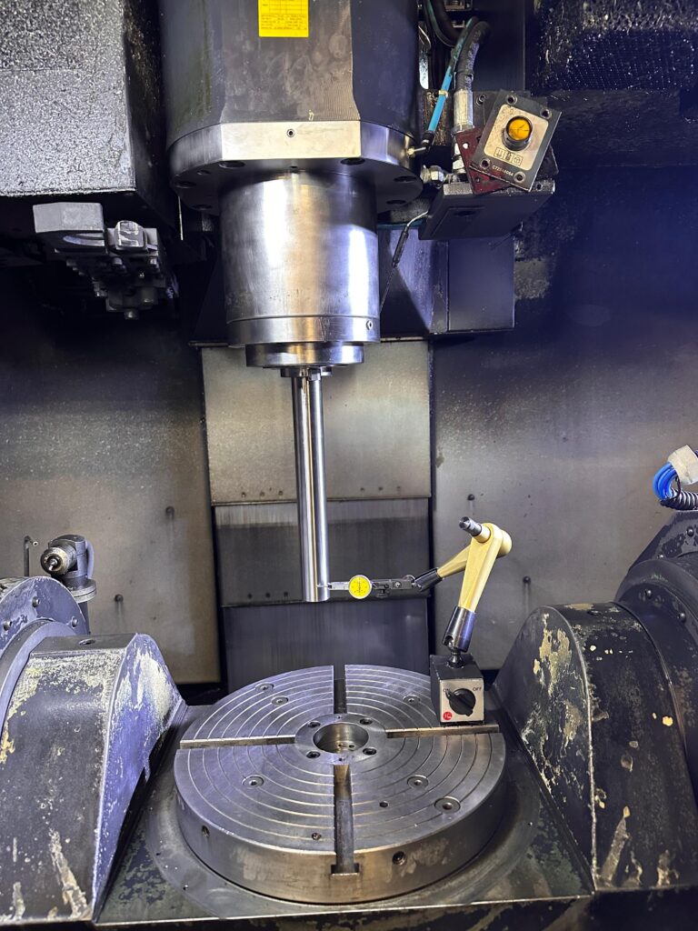 Pomiar bicia wrzeciona po montażu — DOOSAN DNM 350/5AX Pomiar bicia zamontowanego wrzeciona — DOOSAN DNM 350/5AX