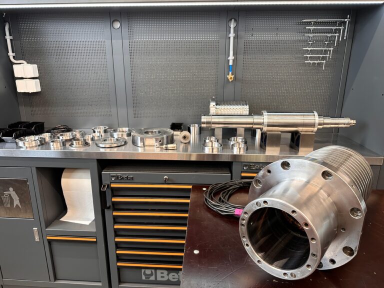 Inspekcja oraz czyszczenie elementów wrzeciona — DOOSAN DNM 350/5AX Inspekcja i czyszczenie wrzeciona — DOOSAN DNM 350/5AX