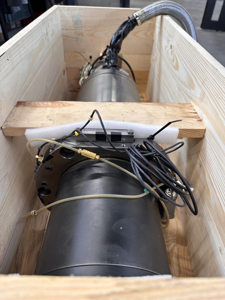 Przygotowanie elektrowrzeciona OKUMA M560 do transportu – zabezpieczenie w skrzyni Przygotowanie elektrowrzeciona OKUMA M560 do transportu