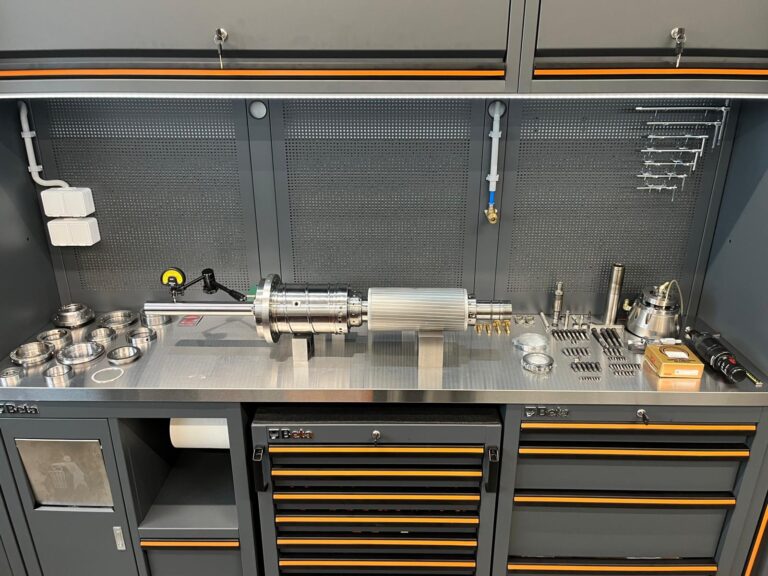 Pomiar bicia na trzpieniu kontrolnym – OKUMA M560 Pomiar bicia na trzpieniu kontrolnym – OKUMA M560