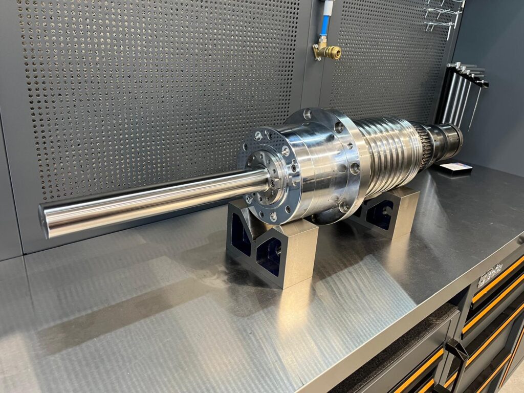 Regeneracja wrzeciona ROYAL – MTcut V85 (SK40, 12 000 rpm) Regeneracja wrzeciona ROYAL – MTcut V85, SK40, 12 000 rpm