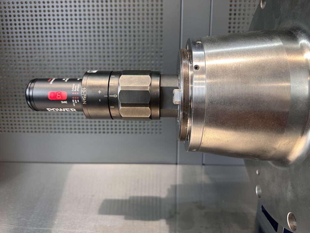 Kalibracja siły zacisku – wrzeciono KESSLER, DMG CMX 1100 V, stożek SK40