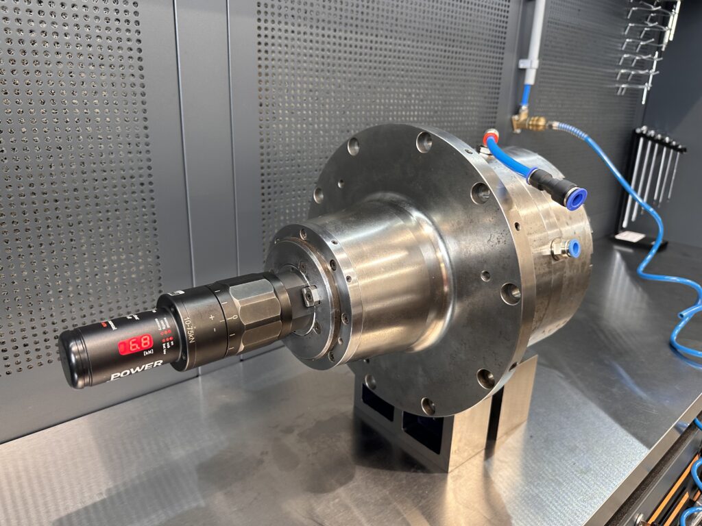 Pomiar siły zacisku narzędzia – wrzeciono KESSLER, DMG CMX 1100 V, stożek SK40