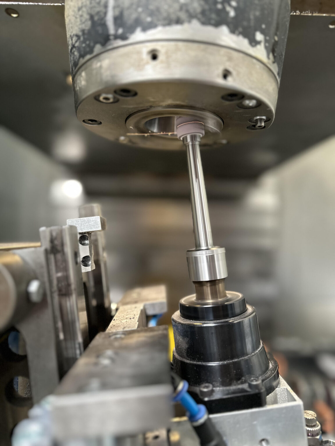 Mobilna regeneracja stożka wrzeciona w obrabiarce – bez konieczności demontażu Szlifowanie stożka wrzeciona CNC bez demontażu na miejscu u klienta