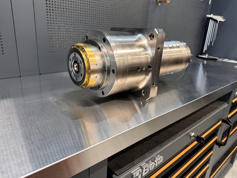 Szlifowanie stożka HSK-E40 – elektrowrzeciono FISCHER MFW-1224/42 VC w serwisie BMS Szlifowanie stożka HSK-E40 elektrowrzeciona FISCHER MFW-1224/42 VC podczas regeneracji