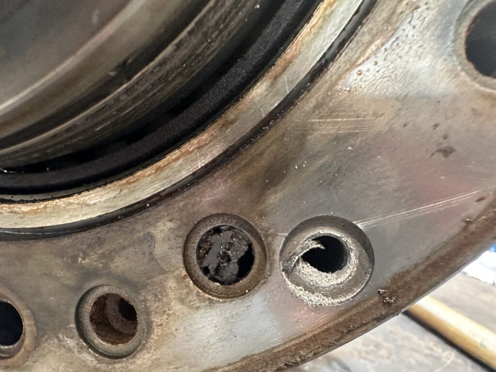 Beschädigte Komponenten der Mori Seiki NH8000 Spindel vor der Reparatur