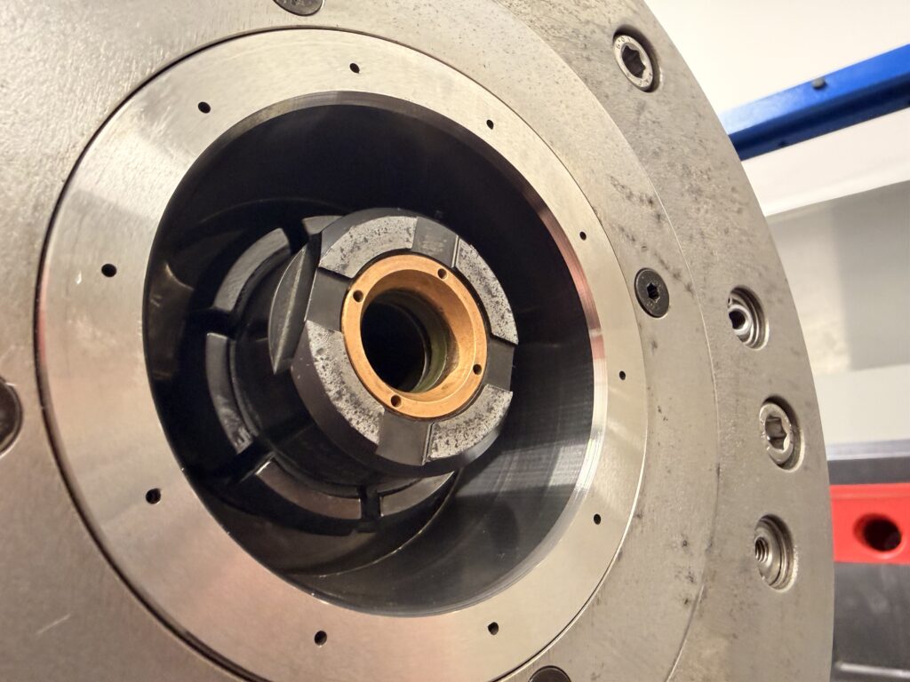 Schleifen des HSK A100 Kegels der Mori Seiki NH8000 Spindel